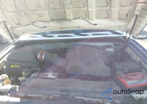 2011 Toyota Fj Cruiser z USA, uszkodzony, nr VIN JTEBU4BF7BK110195